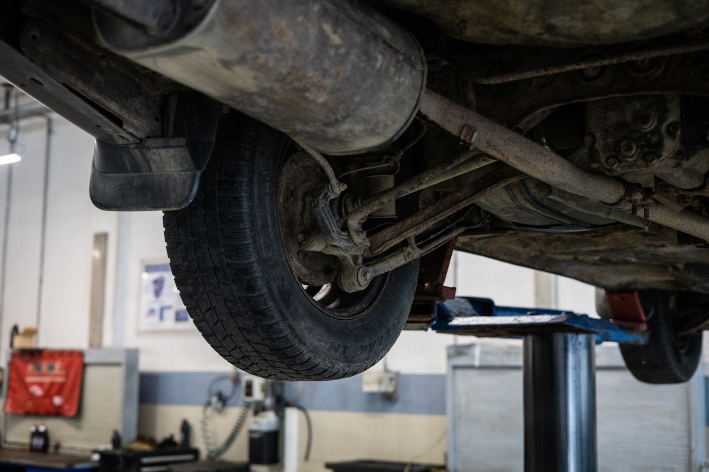 自動車の足回り部品を点検する整備士